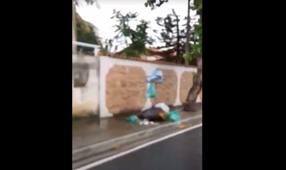 Lixo volta a se acumular nas calçadas de Itaipuaçu